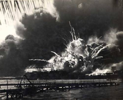 sailnavy:  PHOTOS STORED IN AN OLD BROWNIE CAMERA  Pearl Harbor photos found in an old Brownie stored in a foot locker.  THESE PHOTOS ARE FROM A SAILOR WHO WAS ON THE USS QUAPAW ATF-11O.  PEARL HARBOR  December 7th, 1941  