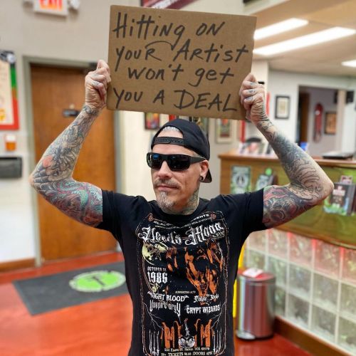 Here’s the deal! 💰 #tattooerwithasign #tattoosign #tattooetiquette (at RedTree Tattoo Gallery)
https://www.instagram.com/p/CqLSo2GsQlk/?igshid=NGJjMDIxMWI=