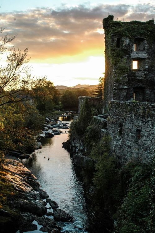 spiritofthewoodlands:    Old irish castle by Maurice Friedrichs 