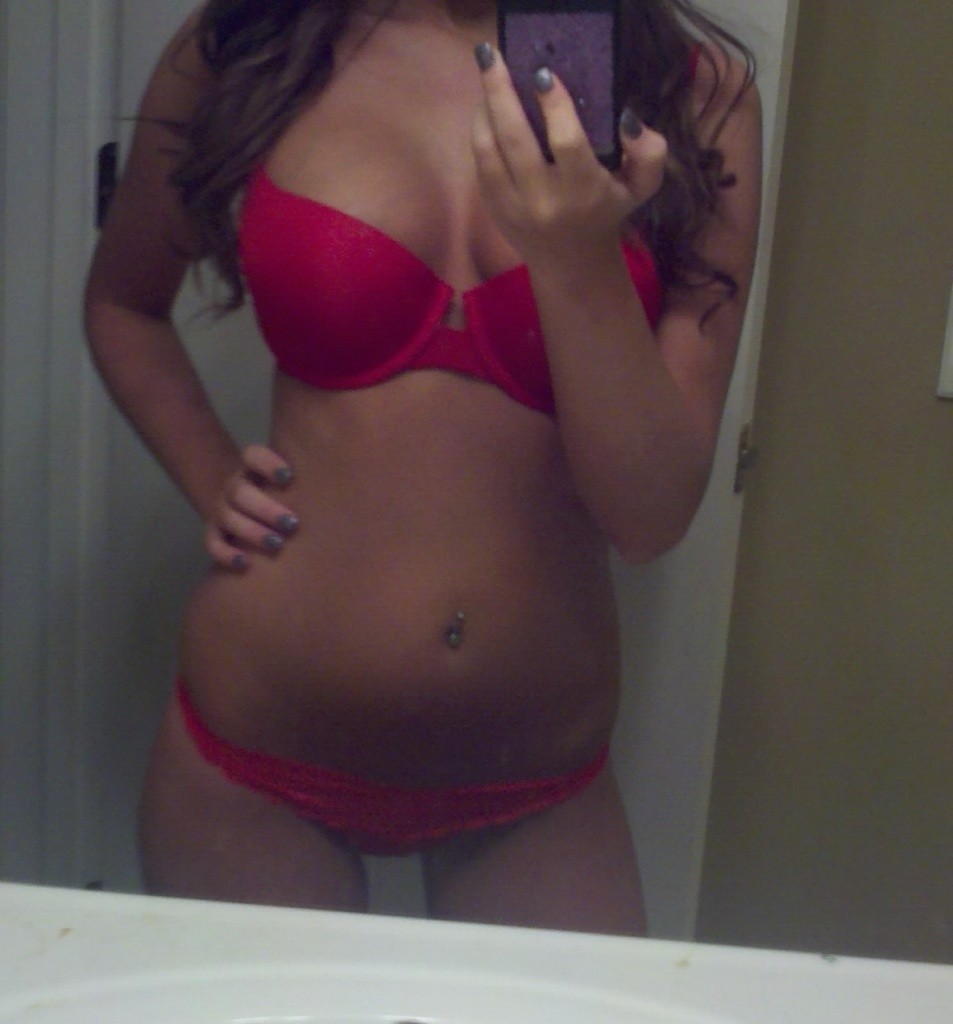 webslutmaker:Let’s all thank Kelly Hutchins for submitting her nudes for you to