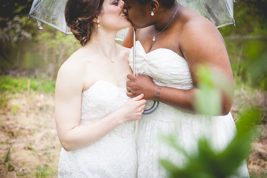 the-inspired-lesbian:  weddingsandlesbians:  by Tara Beth Photography  Want a gal