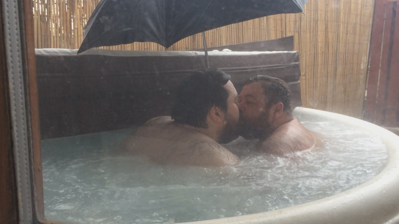 gordo4gordo4superchub:  mikeward1701:  korndoggy and I having fun in the Hot Tub,