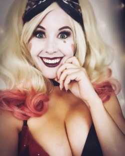 hotcosplaychicks:  hotcosplaychicks: Meg Turney as Harley Quinn   Check out http://hotcosplaychicks.tumblr.com for more awesome cosplay  Harley