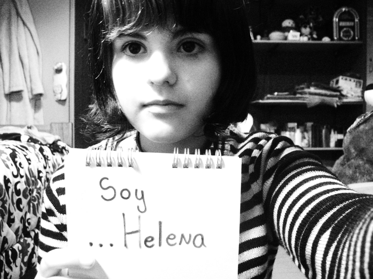 trecegatosnegros:  Bueno… mi nombre es Helena, tengo 14 y esta es mi historia: