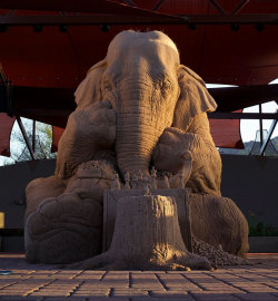 boredpanda:    Stunning Sand Sculpture Of A Life-Size Elephant Playing Chess With A Mouse  