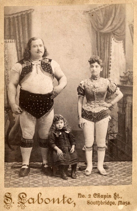 purplevintagegirl:  Dead families Pinterest &amp; The Thanathos Archive 