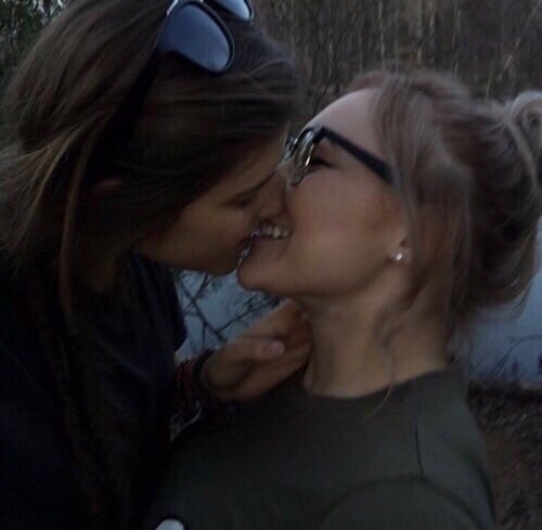 idrathergoforgirls:  👭