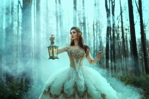 catchingtearsinrain: “Twilight in the Labyrinth” || Labyrinth inspired shoot by Bel