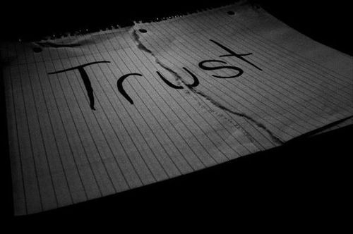 mit-traenen-in-den-augen:  Trust | via Facebook on We Heart It.