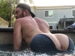 mrmusclebooty:  Poolside with @sedavi