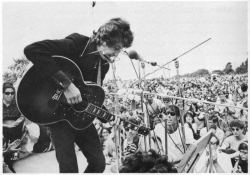 song-and-dance-man:   Bob Dylan at Newport