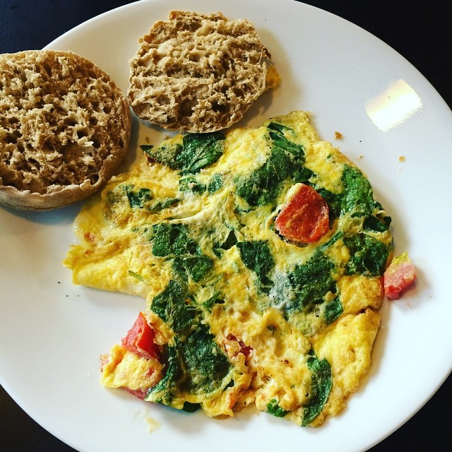 Eggs, spinach, and tomato with an English muffin. 1 red, 1 green, 2 yellow, 1tsp. #21dayfix