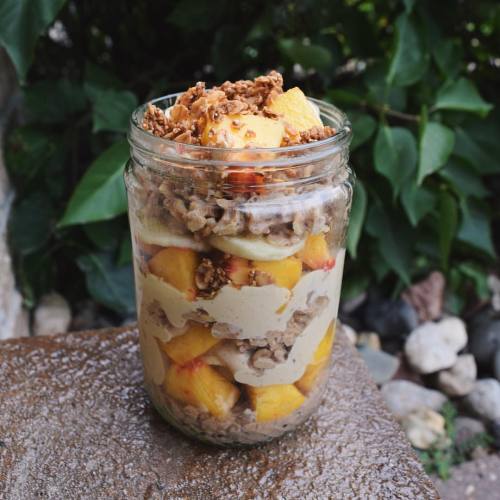 goodhealthgoodvibes:  Breakfast before my double is a peaches and ‘cream’ oatmeal parfait with bananas and Purely Elizabeth granola. So delicious 😍 going in my ebook!  Instagram - goodhealthgoodvibes
