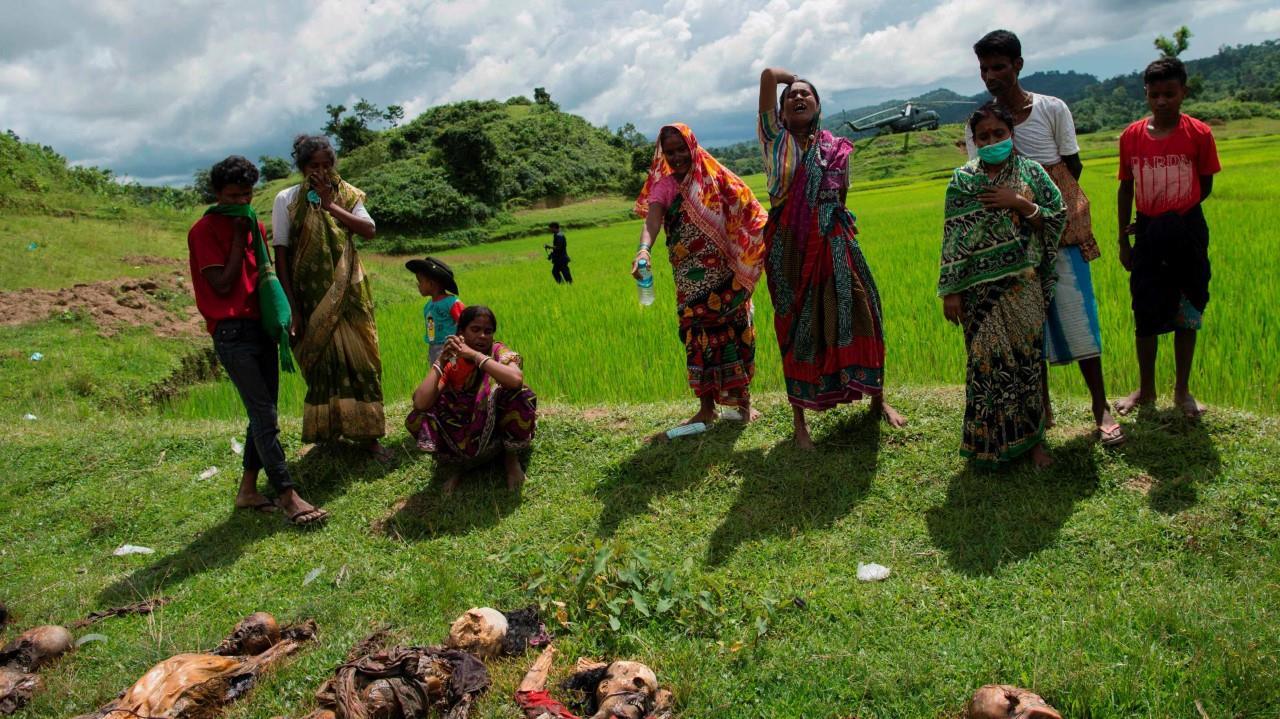 HORROR. Las mujeres hindúes lloran cerca de los cadáveres de sus familiares en la aldea YeBawKya cerca de Maungdaw, al norte del estado Rakhine de Myanmar .
Las tropas de Myanmar siguen buscando a casi 50 aldeanos hindúes más temerosos de ser...