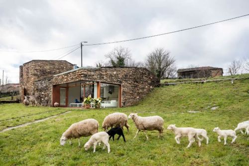 A’BODEGAArchitect : Cubus Taller d’ArquitecturaPhotographer :Adrià Goula Sardà Location: Doade, Ri