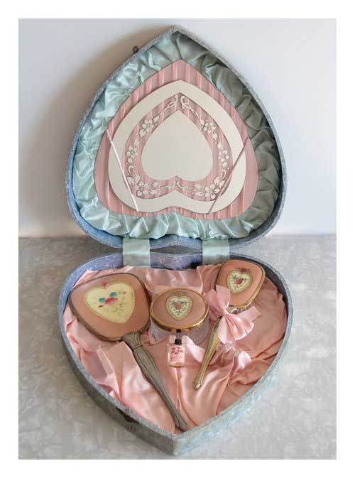 space-fairy-uhura:Vintage comb, brush, and mirror set