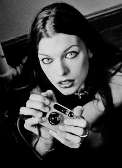 jinxproof:  Milla Jovovich (1994) ph. Chris