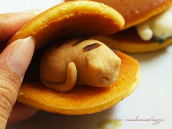 japan-ism:  These lovable cat-themed sweets were made by Caroline, a Japanese housewife.