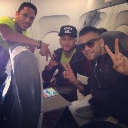 fzneymar:  29.09.2014 Neymar Jr. &amp; Dani Alves &amp; Adriano auf dem Weg nach Paris  Photo posted by@danid2ois via instagram
