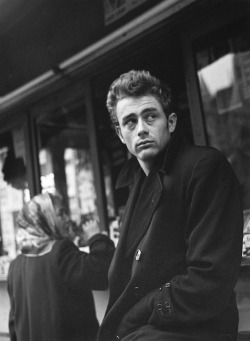 babeimgonnaleaveu:  James Dean photographed