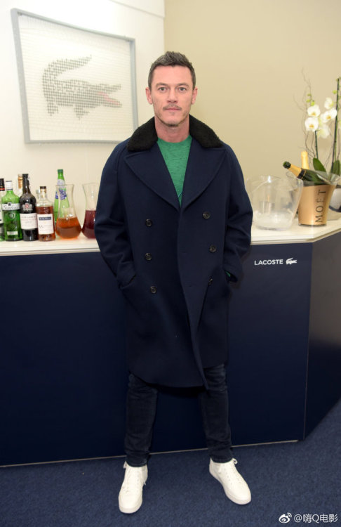 itsdarkinsidee25: Luke Evans en el evento 2018 Nitto ATP World Tour Tennis Finals (18 noviembre)