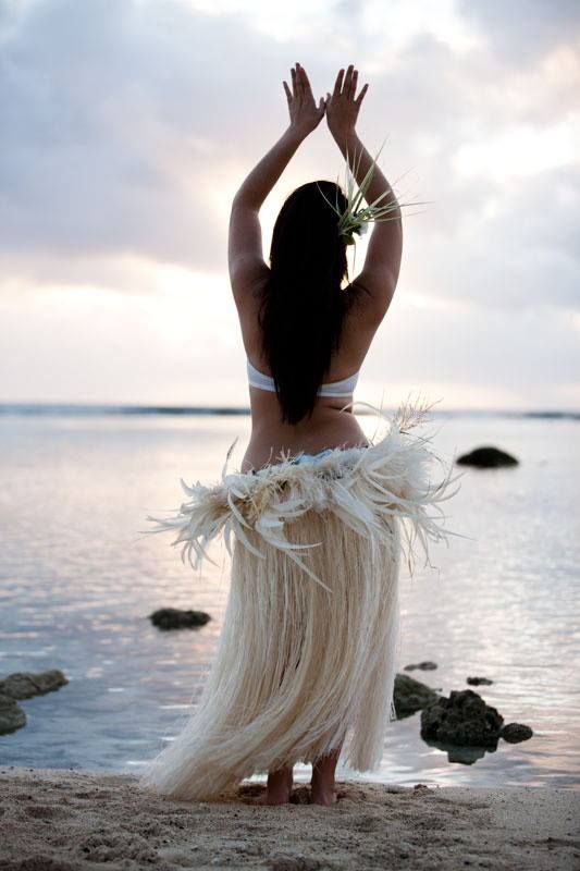 denisedecastroworld:    Hula hawaiian dancers   