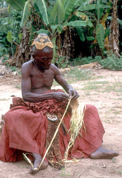 Via Vintage Congo:Kuba hatmaker, Mushenge,