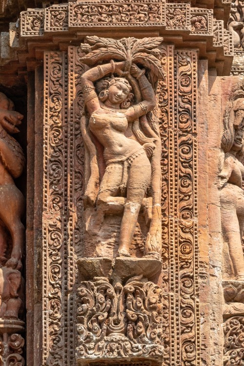 Apsaras, Rajarani Temple, Bhubaneswar, Odisha, photos by Kevin Standage, more at https://kevinstanda
