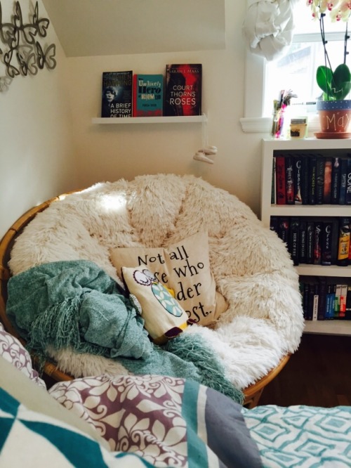 mayareads:  my room is my favourite place in the entire world. 