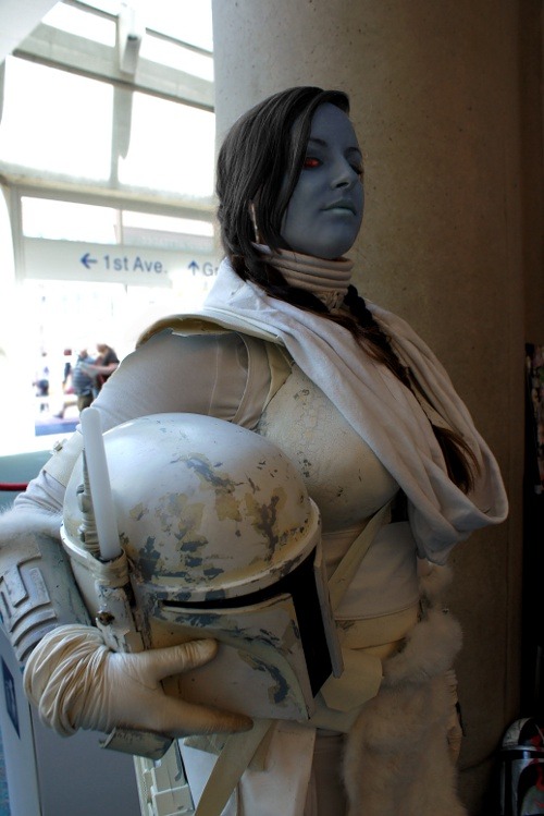 fuckyeahmandalorians:  zctv:  http://hydraness.deviantart.com/  So that’s what’s under the helmet!  