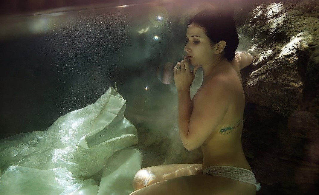 womenwearingonlypanties:  Sexy even underwater