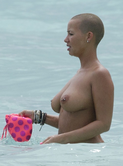 Sex toplessbeachcelebs:  Amber Rose (Model) swimming pictures