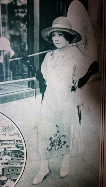 taishou-kun:Modern girl with umbrella, Ginza, Japan - September 1924Source Asahi Shimbun