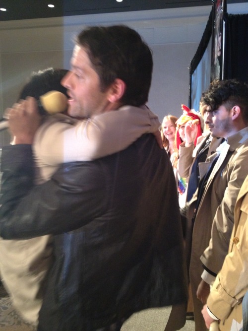 thecatlyhallows:SOOO THIS HAPPENED!!! Misha was the surprise guest judge for the Castiel cosplay con