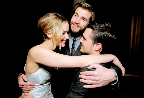 mockingjaysource:  Hug between Jennifer Lawrence, Liam Hemsworth and Josh Hutcherson