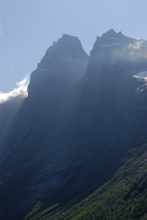 theencompassingworld:  acracies:  Dronnigen & Kongen by Bard Larsen    The World Around Us