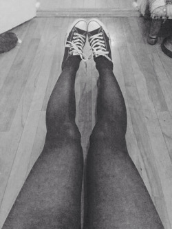 girlwithanawesomelegs:  Black Nylons &amp; Chuck Taylor’s