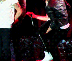 zaynsxo:  Zayn picking up Niall as if he were such a baby (ღ˘⌣˘ღ) (c)  