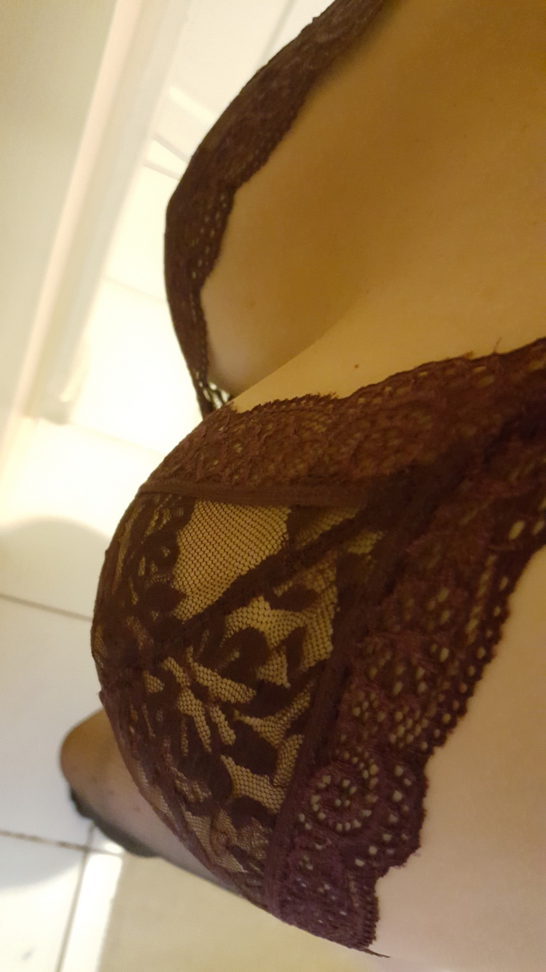 badnaughtywife:  It definitely looks sexy with my panty hose… and that little lace