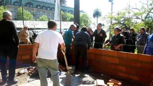 clarincomhd:  Ex soldados de Malvinas construyen un refugio de ladrillos en Plaza de Mayo para hacer oír su reclamo.Desde hace 7 años, mantienen el acampe más largo de la historia. Ahora llegaron con camionetas con larrillos y cemento y empezaron la