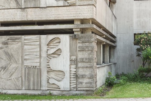 sosbrutalism:  SOS: This school building mixes raw concrete and concrete relief with brick parts in 