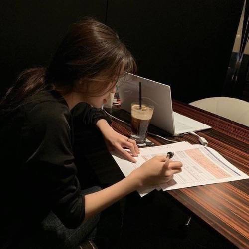 When She's Studying 24/7, Is Obsessed With “ Gilmore Girls „ Doesn't Care About Boys, Is Eating Healthy