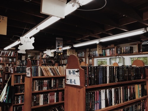 wenchingwithshakespeare:  bookmania:  books-of-insanity: Today I got lost in a bookstore made up of 