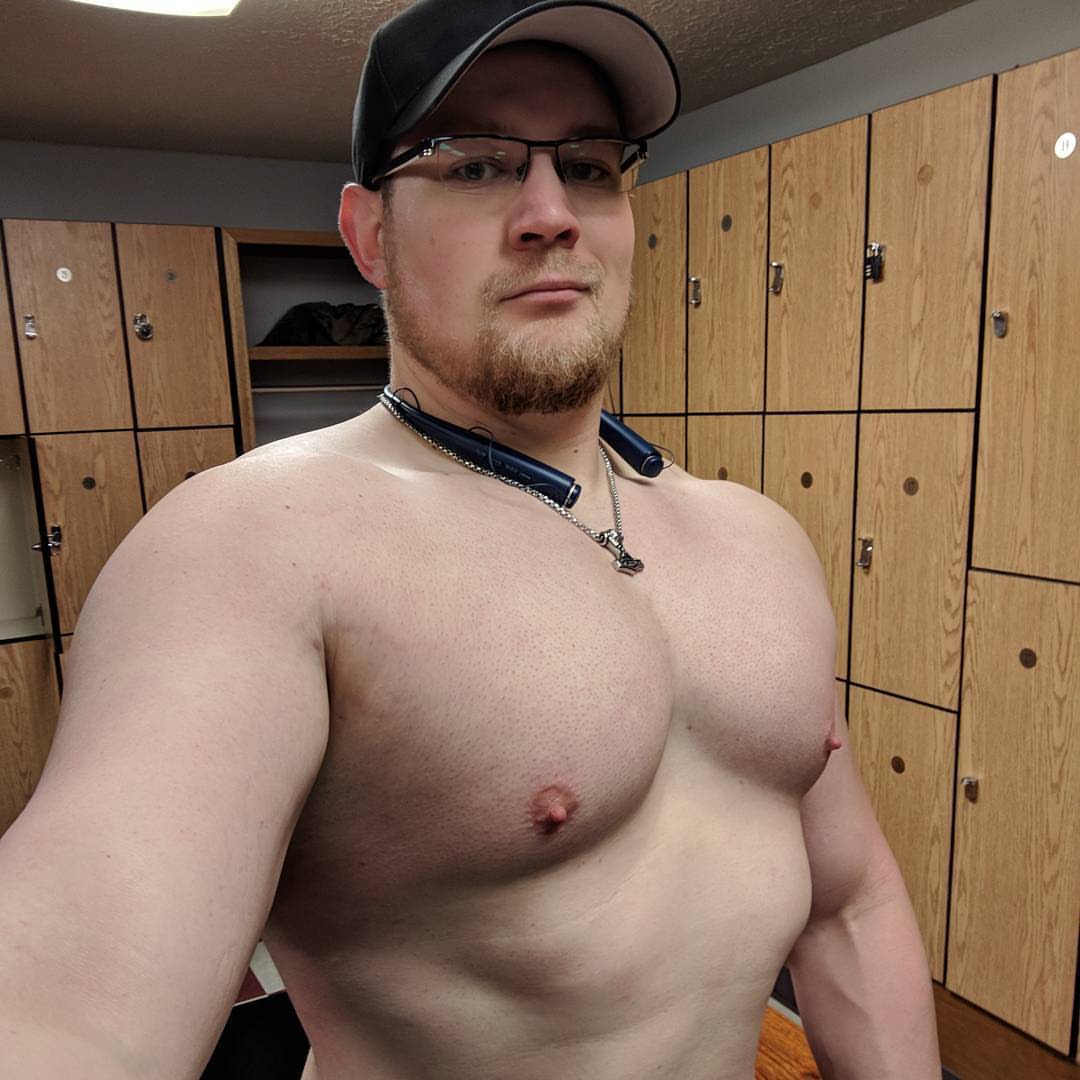ironwothan:  Chest day pump. Haven’t been to the gym in 7 days because of one of