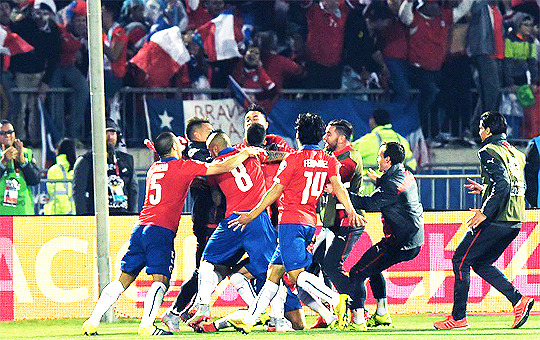 tjgoalshie: Chile celebrates winning the 2015 Copa America after beating Argentina