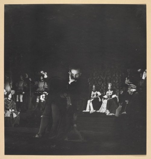 wrappedallinwoe:John Gielgud (1904–2000) and Peggy Ashcroft (1907–1991) in Hamlet, 1944.