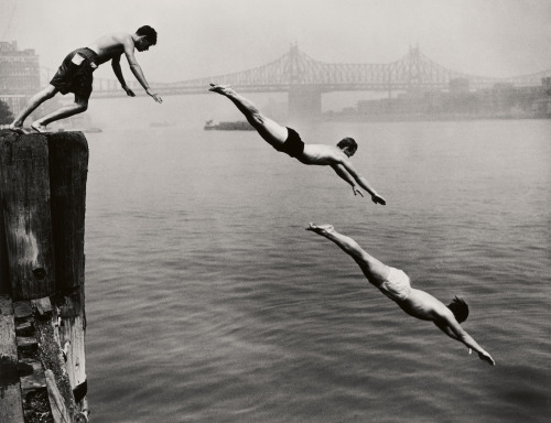 casadabiqueira:Divers, East River, New YorkArthur Leipzig, 1948