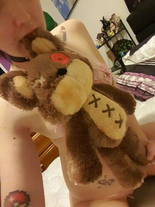 bellaslittlesecrets:  Tibbers likes to join me with my fun. ♡