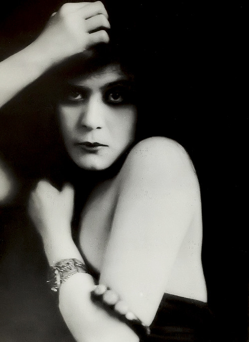 Sex visualobscurity:  Theda Bara from Sin, 1915. pictures