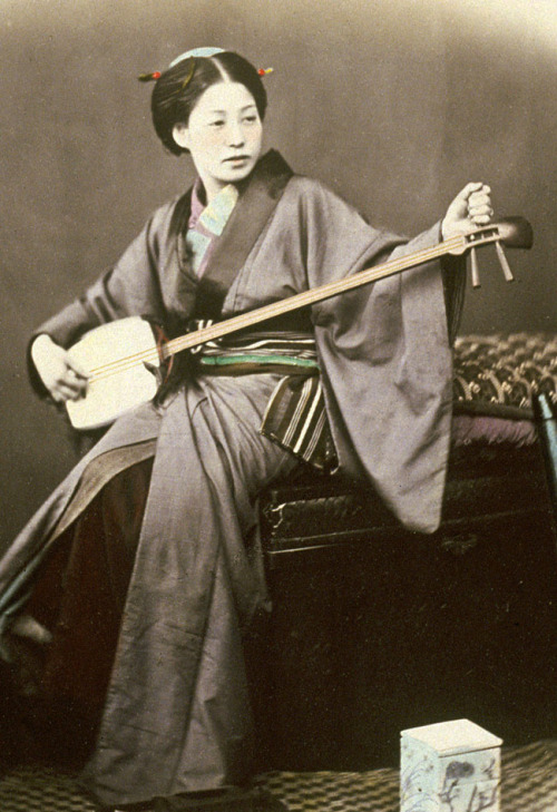 Playing the samisen.  Hand-colored photo, 1870&rsquo;s, Japan, by photographer Felice Beato